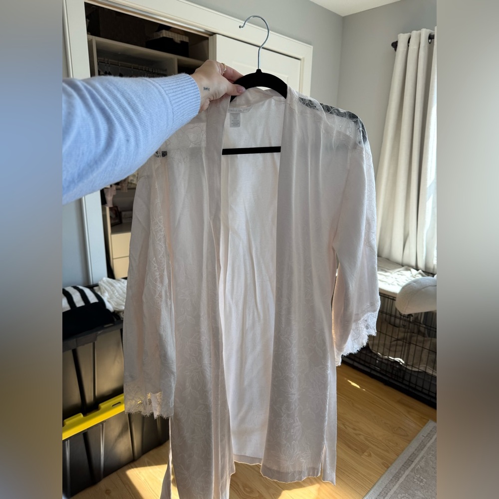 Elegant White Lace Robe